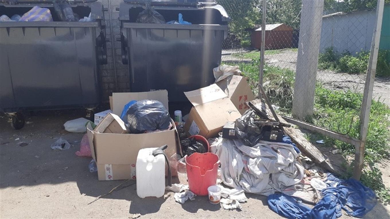 Волновасьці продовжують викидати сміття поблизу нових сміттєвих баків: фотофакт