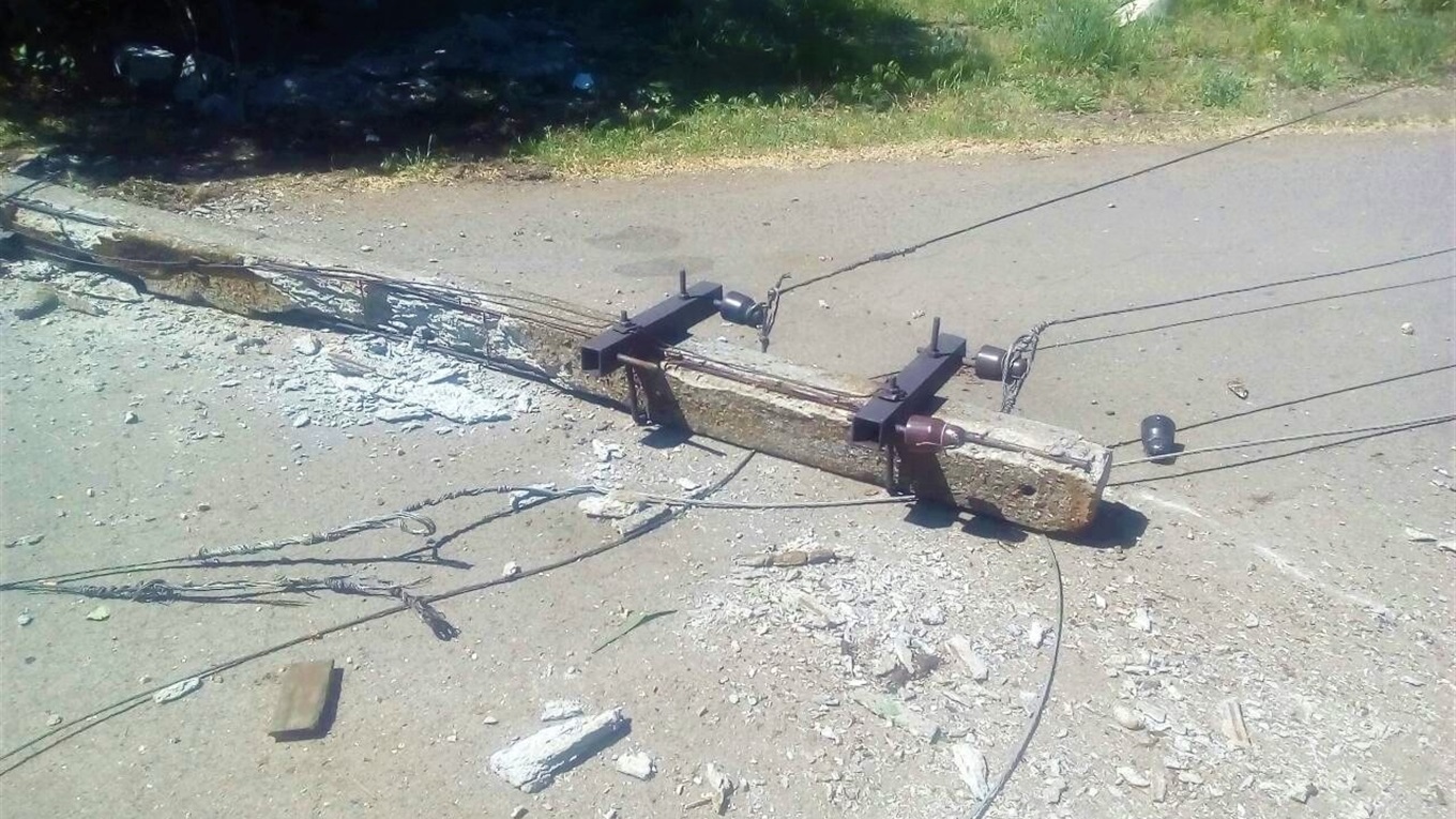 У Волноваському районі водій врізався в електричну опору в результаті чого вона впала на автомобіль