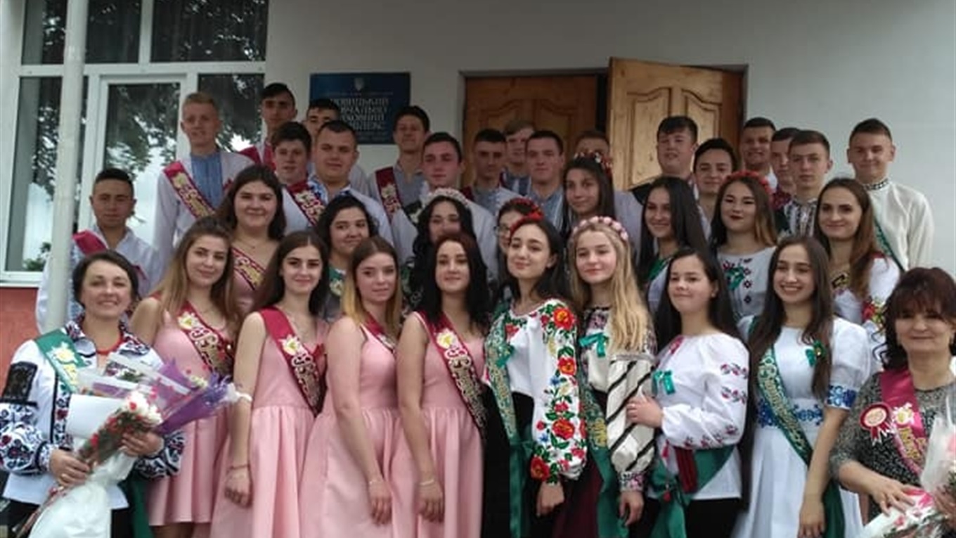 Огляд соцмереж: свято Останнього дзвоника в школах, ліцеях, гімназіях Калуського району