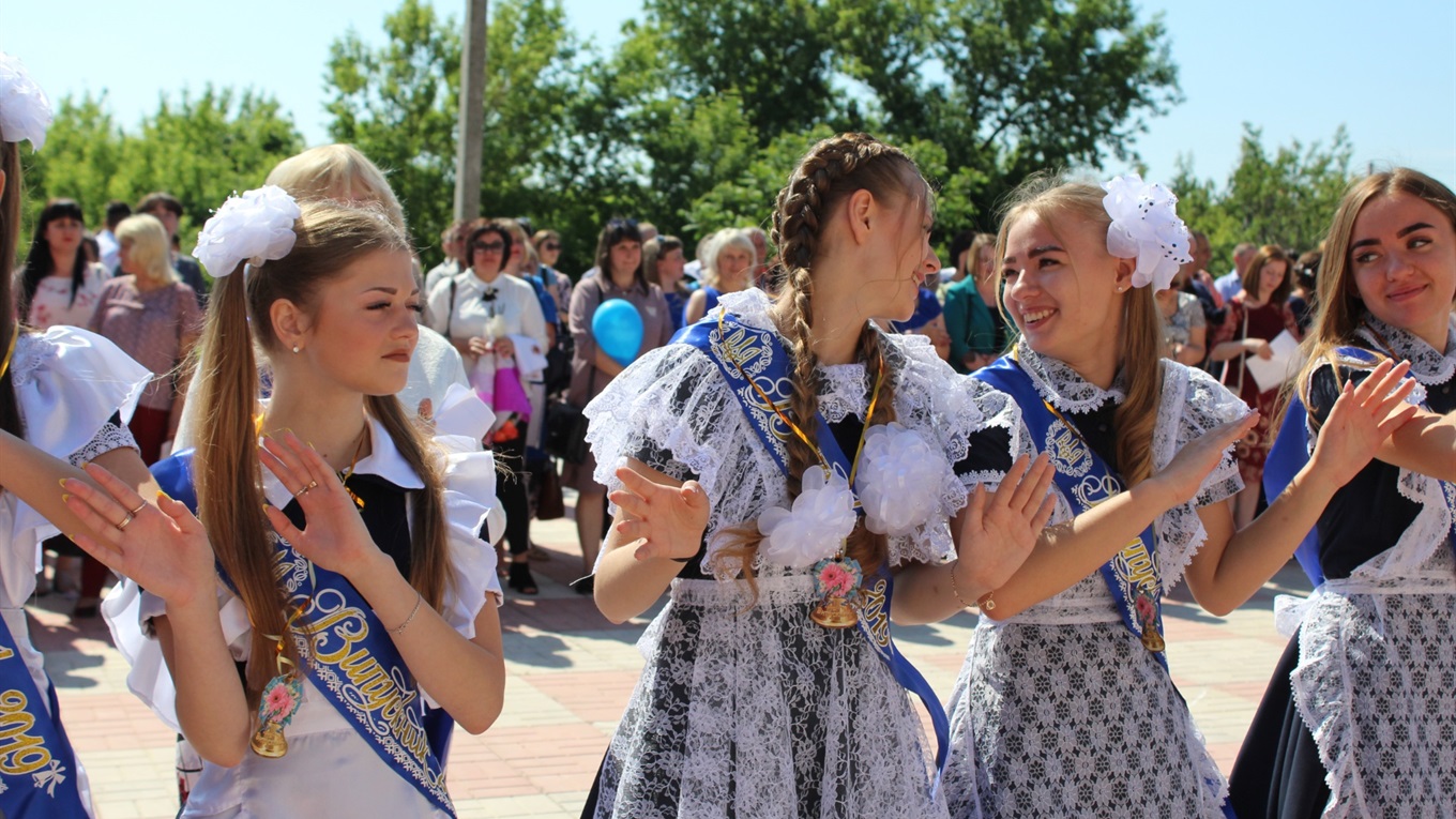 Троїчани в соцмережах: підбірка фото зі святкування Останнього дзвоника