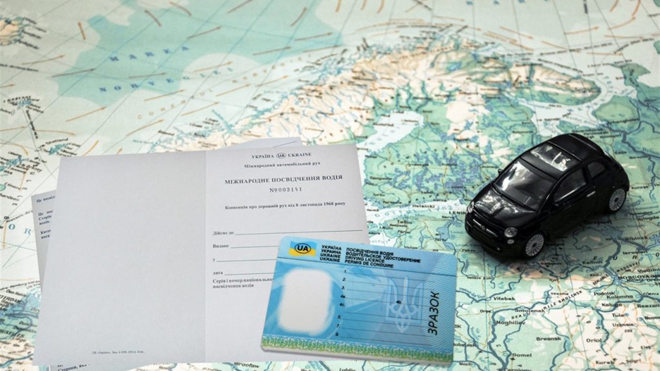 Які документи потрібні для поїздки на авто за кордон: поради від регіонального сервісного центру МВС