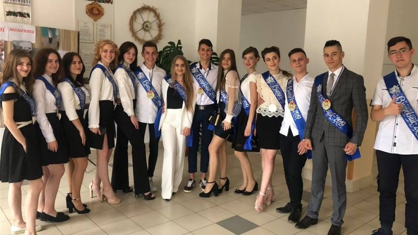Школа №8: Останній дзвінок пролунав від кожного випускника