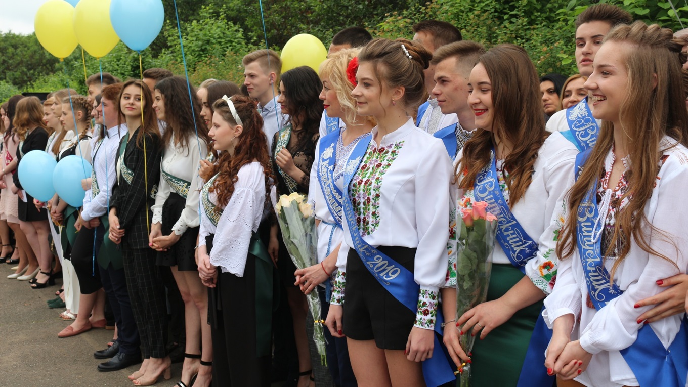 Старокостянтинівська гімназія: класична врочистість, іменні стипендії і випускний вальс