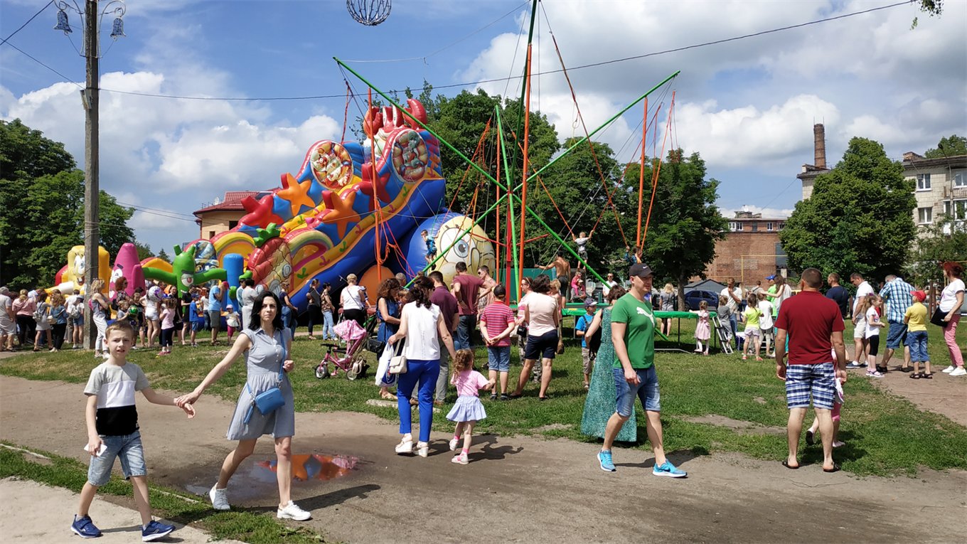 Солодка вата, атракціони та майстер-класи. Як відзначають День захисту дітей у Конотопі