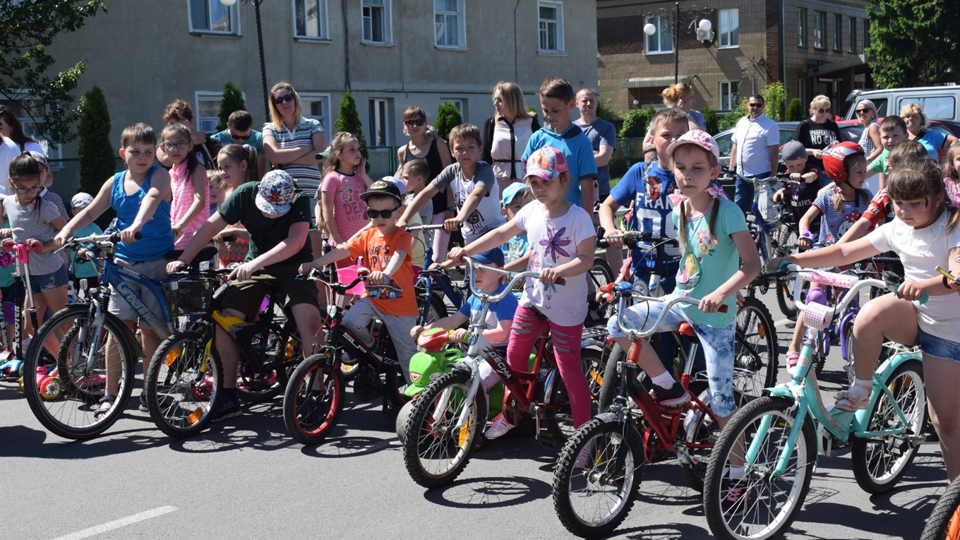 Дитячий велопробіг у фото: День захисту дітей у Новограді