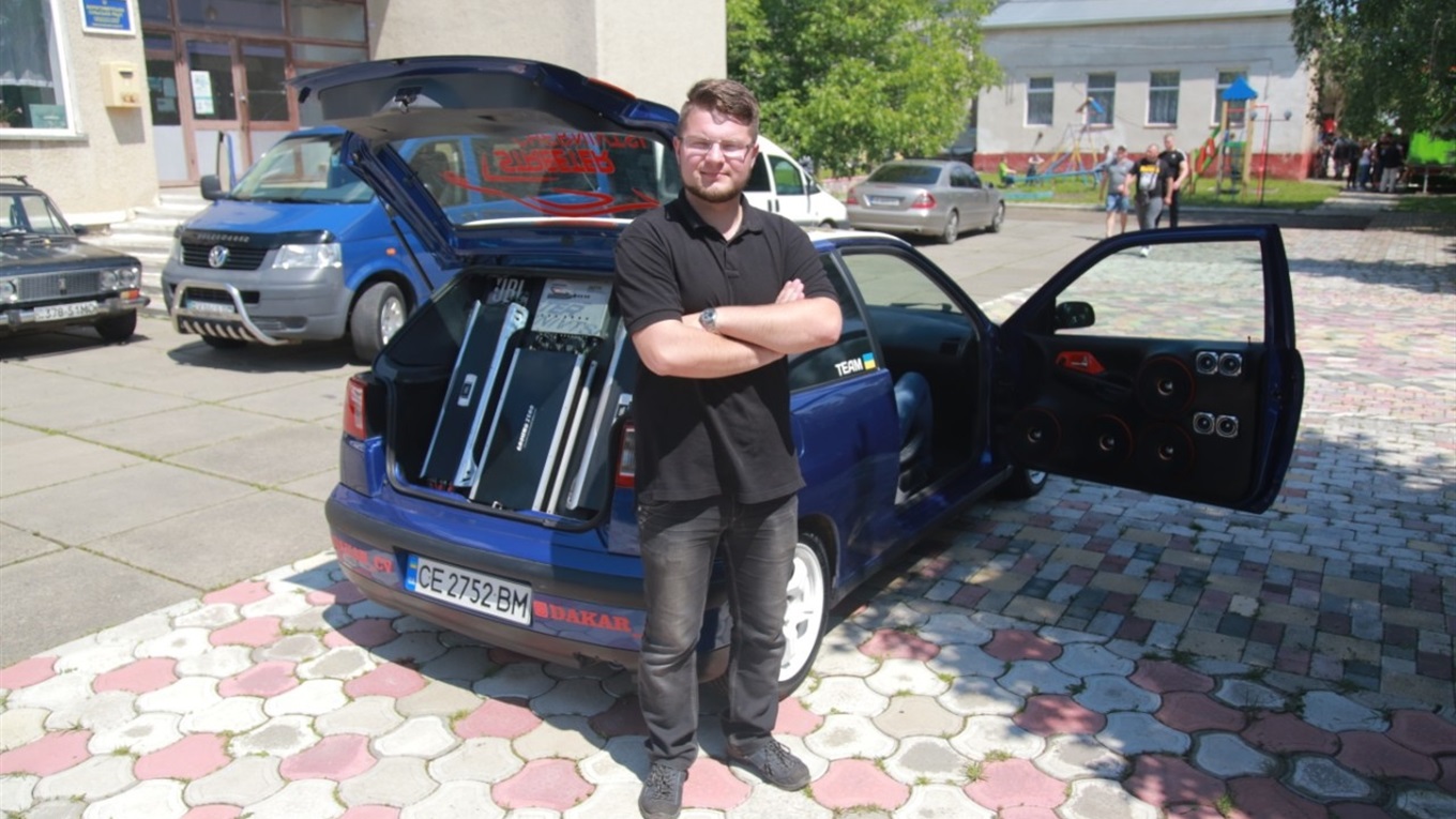 У чернівчанина SEAT Ibiza «Синя ракета» обладнаний автозвуком, який коштує більше самого легковика