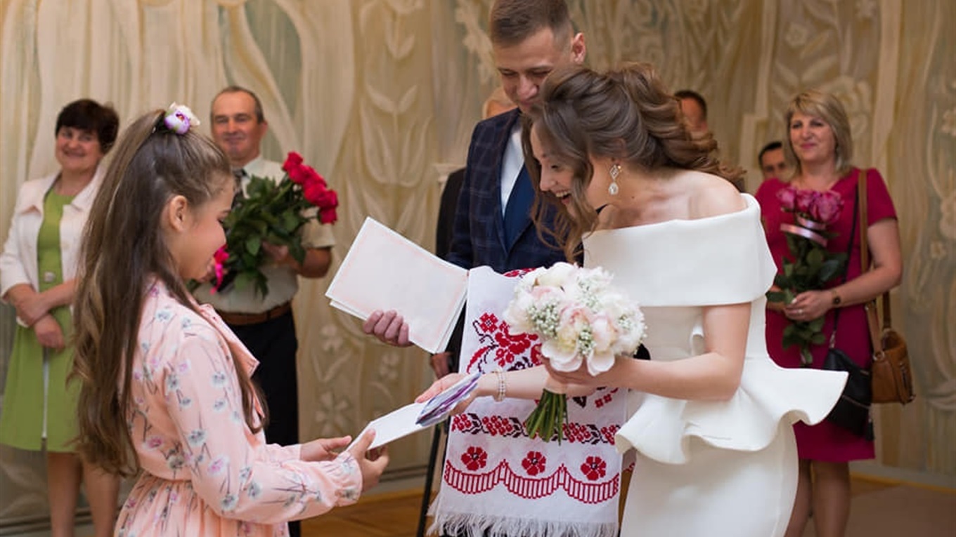 У Калуші випускниця 4 класу провела шлюбну церемонію для вчительки і її нареченого