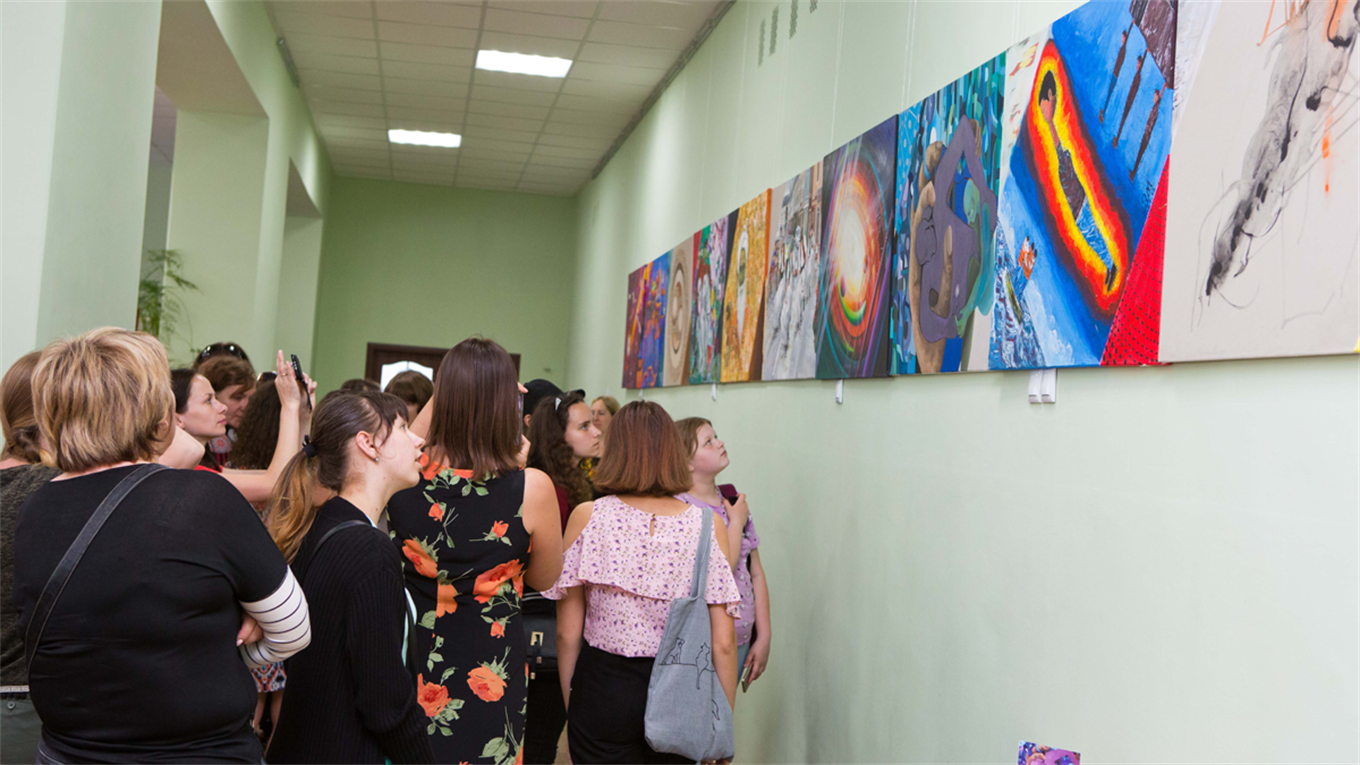 У Конотоп діє виставка полотен, які створили музиканти та актори з різних куточків світу 