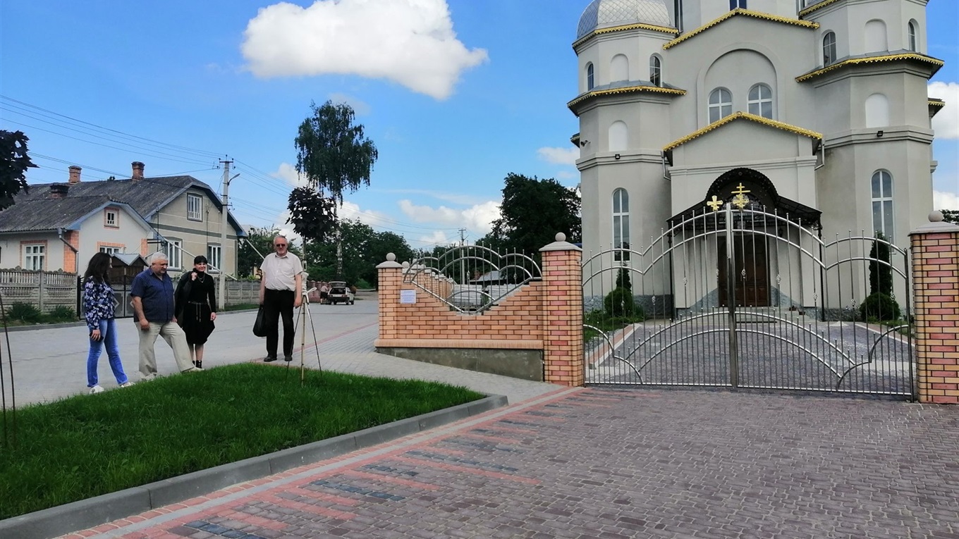 У Суховерхові впорядкували площу біля храму Трьох Святителів і пам’ятника загиблим односельцям