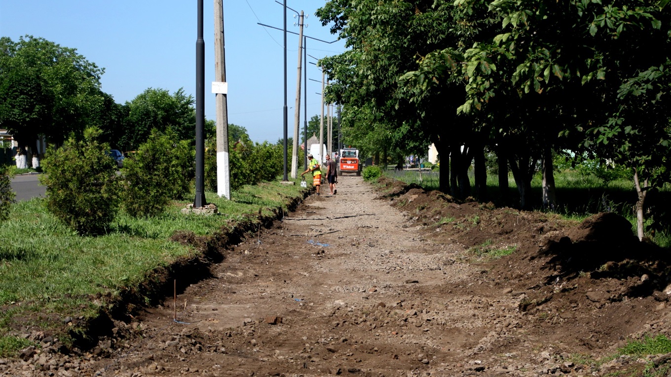В Попасній почали реконструкцію тротуару по вулиці Первомайська 