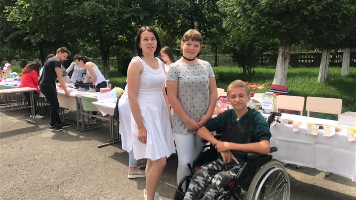 На «Пікніку у білому» в Калуші «кришталевому» хлопчику  зібрали майже 8 тисяч гривень