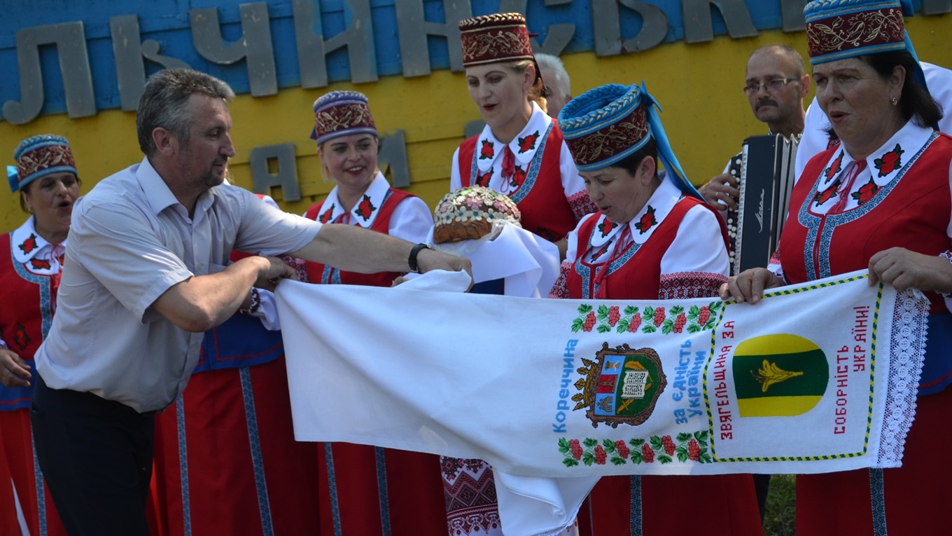 10-метровий "Рушник єднання" передали у Ємільчинський район