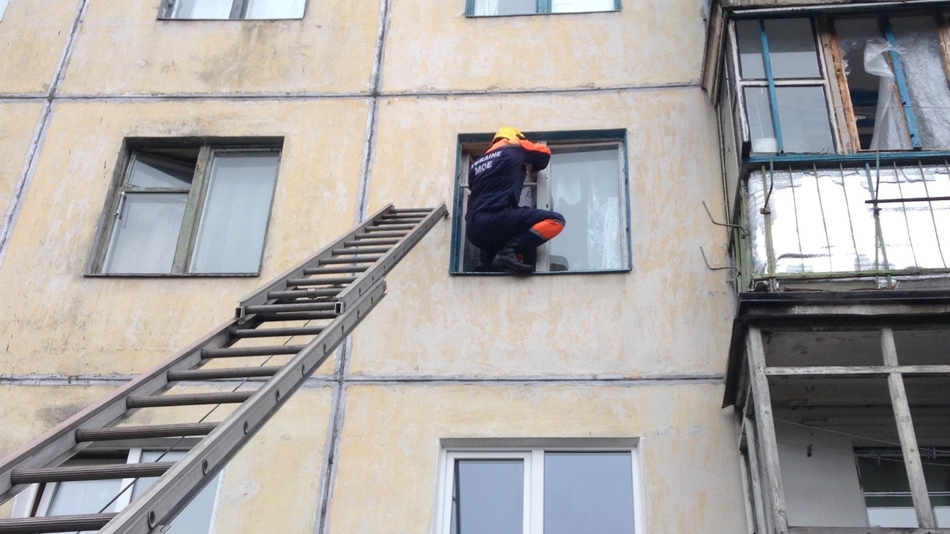 У Старокостянтинові в квартирі рятувальники виявили тіло людини