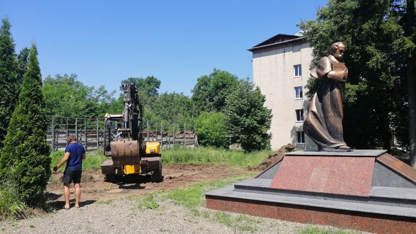 Площу біля пам’ятника Тарасу Шевченку в Кіцмані викладуть у вигляді вишиваного візерунку