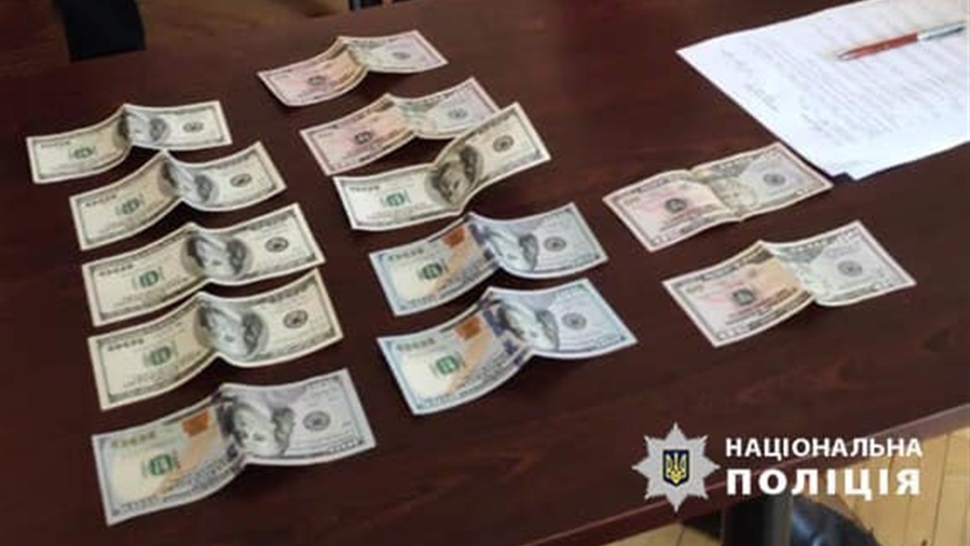 У Калуші затримали двох закарпатців при спробі дати поліції тисячу доларів відкупних
