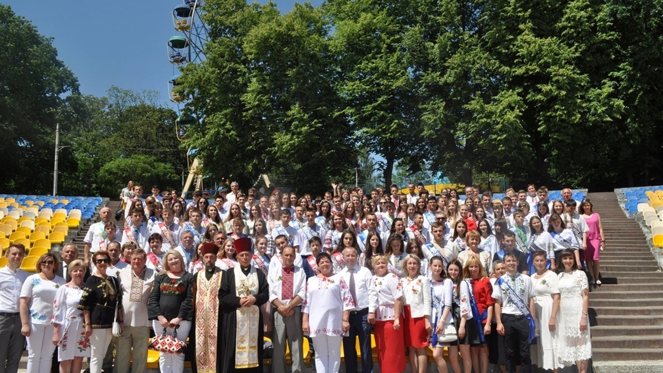Як у Калуському районі випускники зі школою прощалися