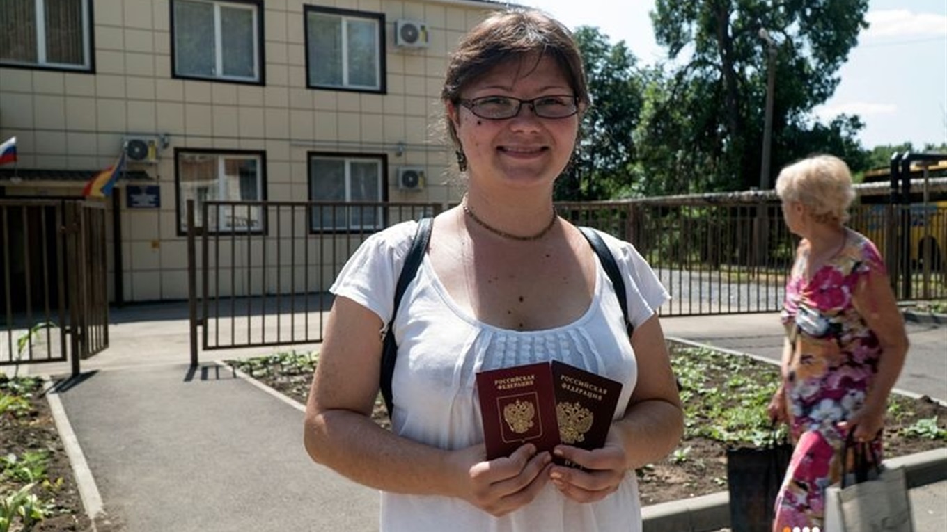 «У каждого - три паспорта». Громадское показало, как жители Донбасса получают российское гражданство