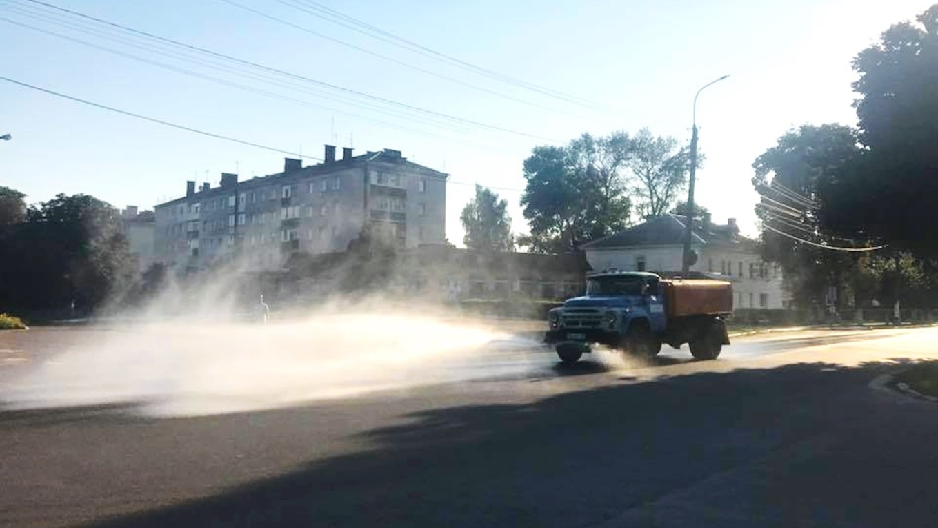 У Корюківці щодня поливають центральні вулиці. Скільки це коштує?