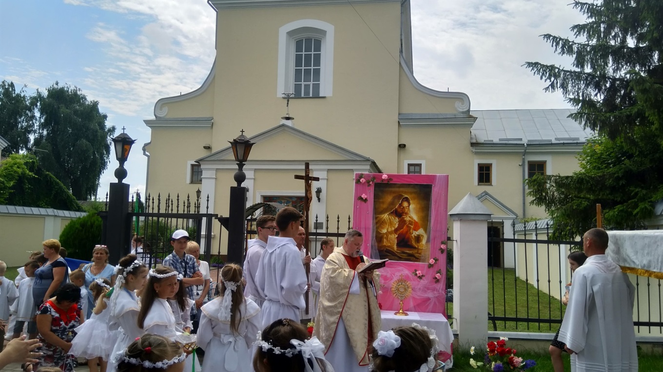 200 вірян святковою ходою пройшли центральною вулицею міста