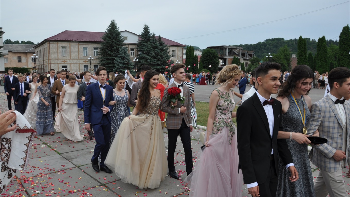 114 чортківських випускників попрощалося зі школою, з них 14 – медалістів (фоторепортаж)