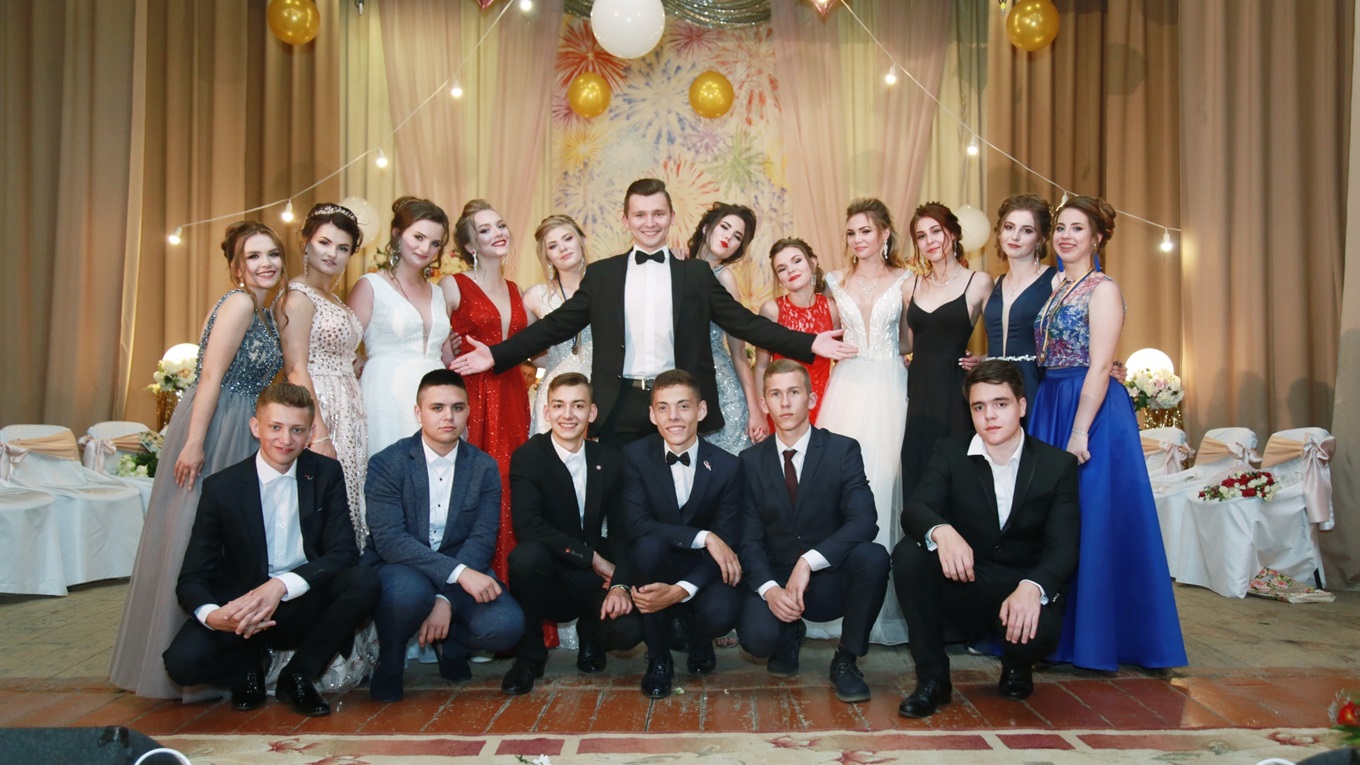 Як відбулися випускні вечори в Кіцмані і Лашківці: фото