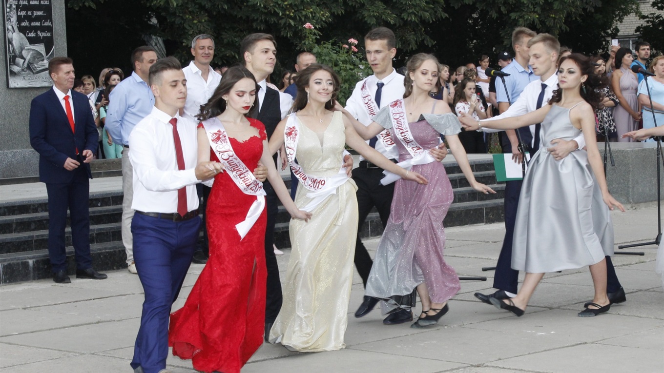 З повітряними кульками та золотими медалями: у Гуляйполі відсвяткували випускний 2019  