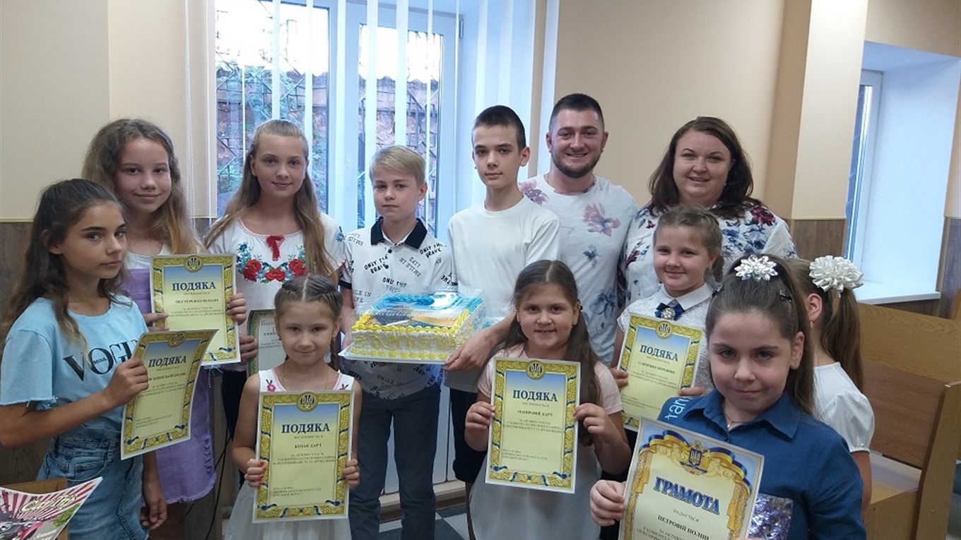 Нові знання, конкурс віршів та смачний подарунок: маленькі торечани відвідали суд
