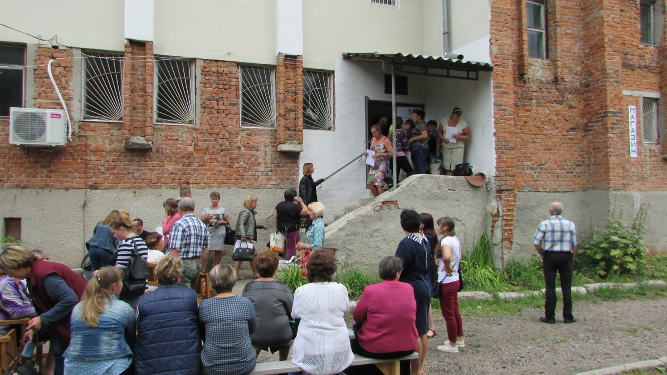 Люди під ОВК в Корюківці 207 виборочого округу лаються — кажуть, бардак! Що їх не влаштовує?