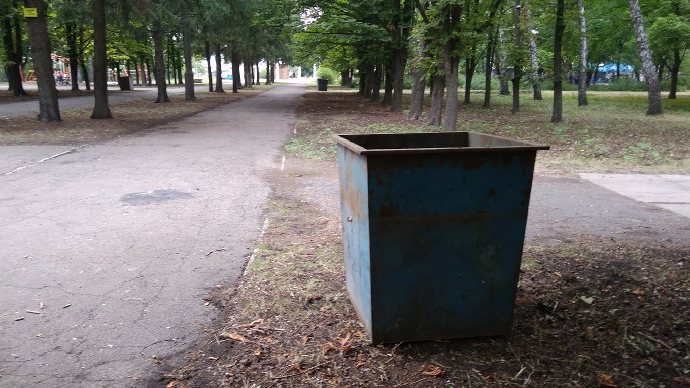 У волноваському "Літньому парку" встановили контейнери для сміття: фотофакт