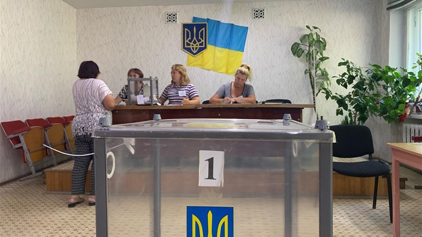 Що очікують виборці від нового нардепа: підслухано на дільницях