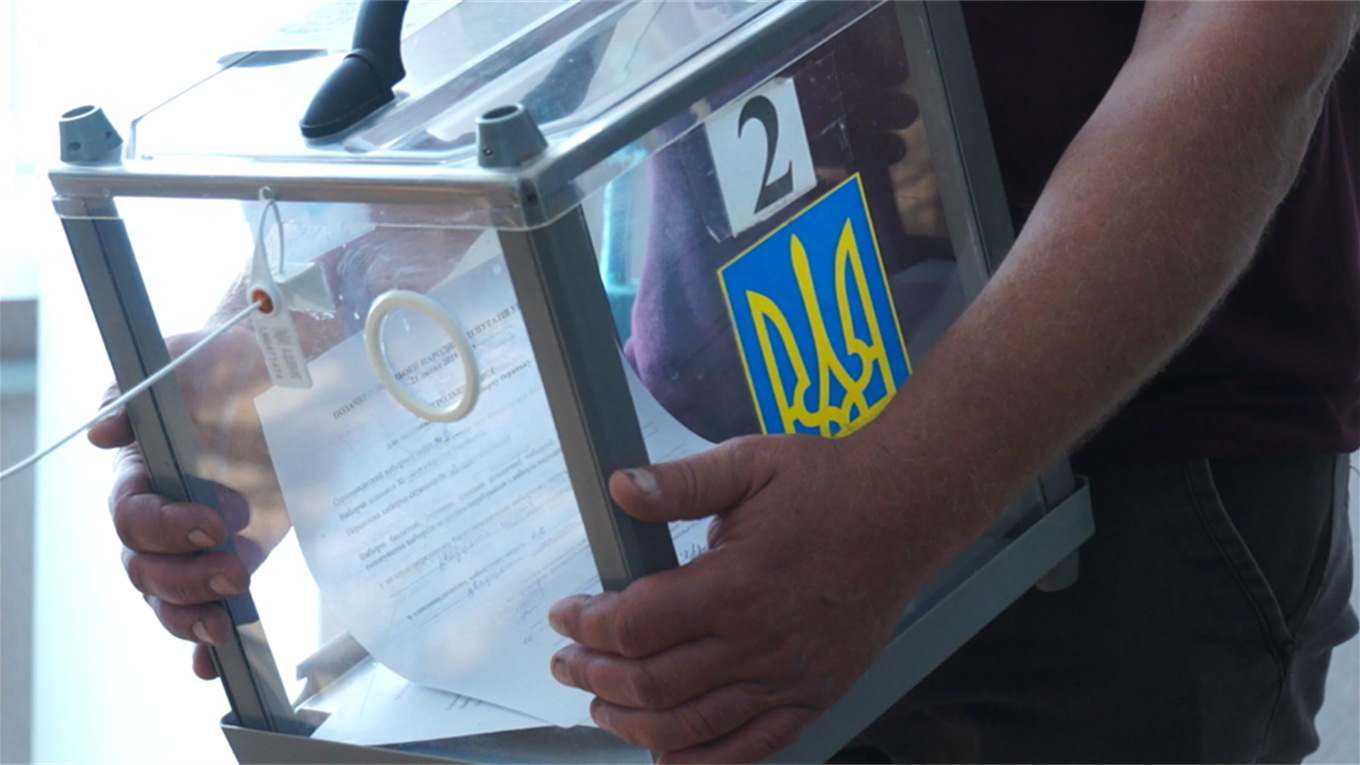 Як голосують виборці на спецдільниці у Волновасі