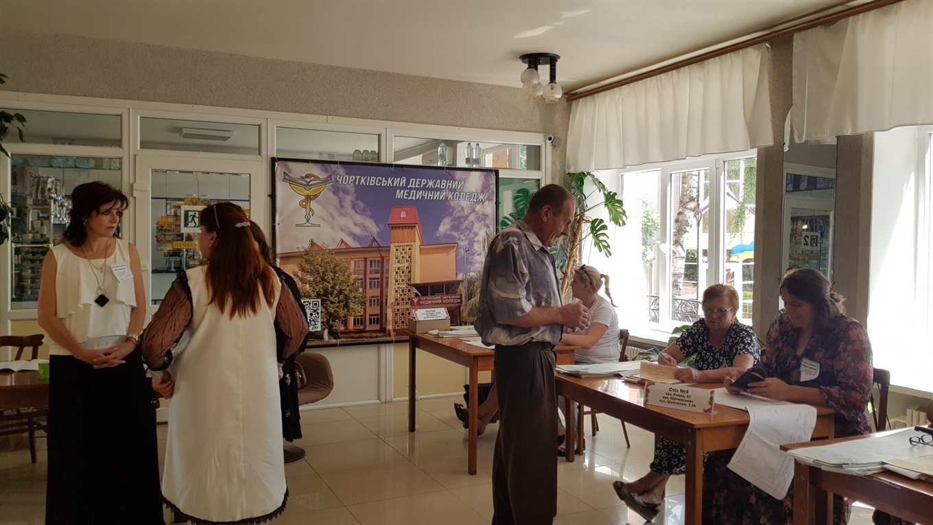 Явка суттєво низька. Репортаж про голосування на одній із середніх дільниць Чорткова