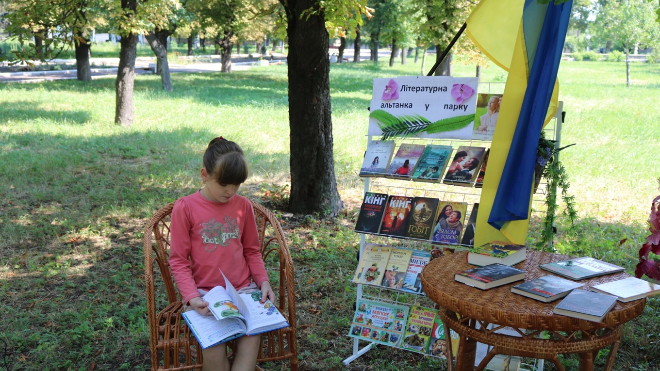 «За день принесли 200 книг»— мар'їнці підтримали районну бібліотеку