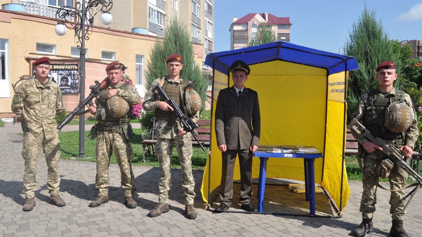 Військові зі Львова у Калуші популяризують службу за контрактом