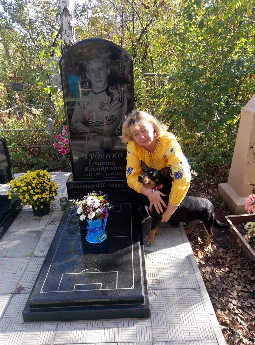 Сталіна Чубенко на могилі сина