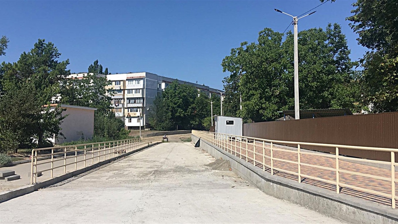 Жара ремонту не помеха: в Измаиле продолжают строить дороги и ливневую канализацию