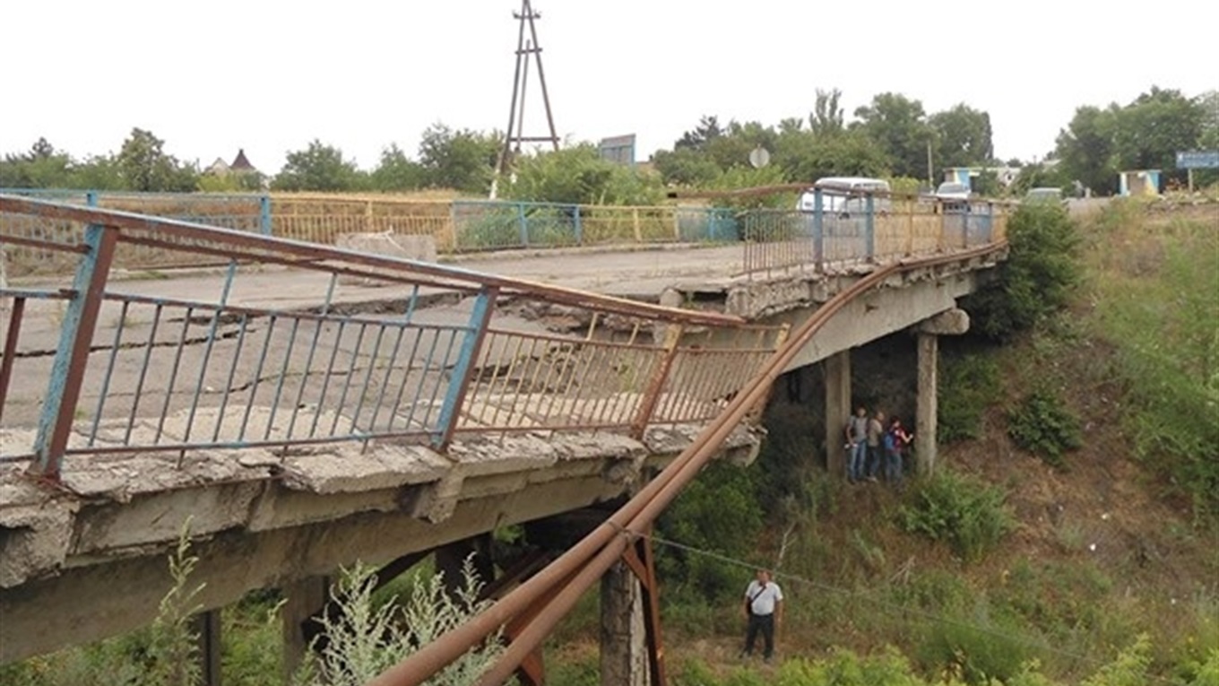 Міст у центрі Олександрівки так і не відновили
