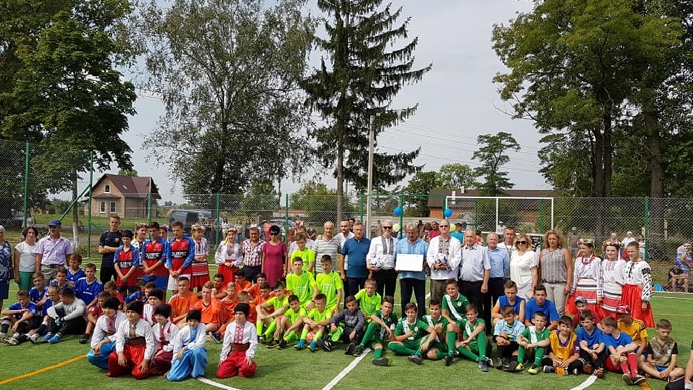 У Негівцях  за підтримки USAID збудовано мультифункціональний спортивний майданчик