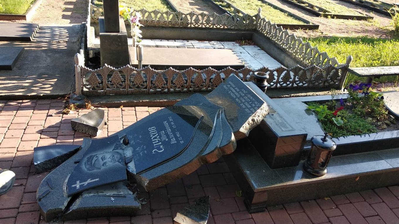У Новограді орудують вандали: на "Алеї слави" пошкодили пам'ятники (ОНОВЛЮЄТЬСЯ)