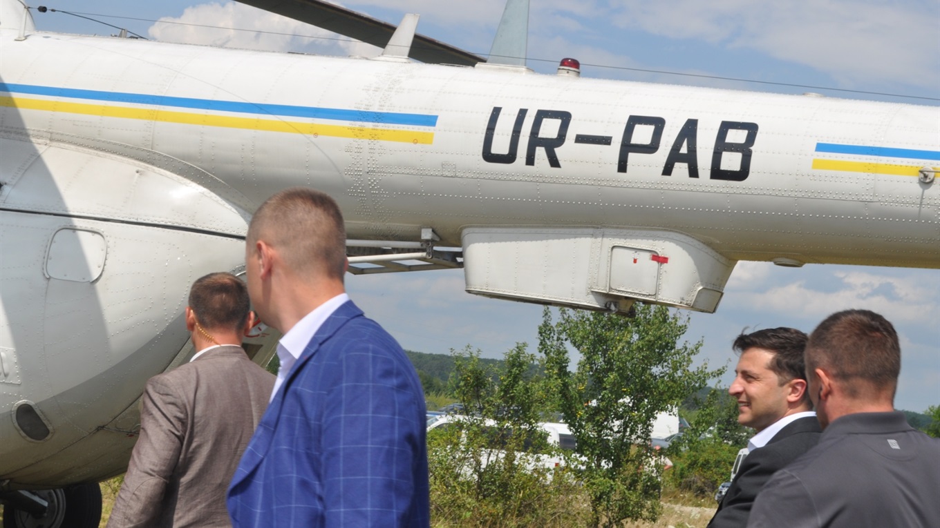 Більше тисячі людей зустрічали Зеленського  між Пійлом і Довге-Калуським. Відео і фото