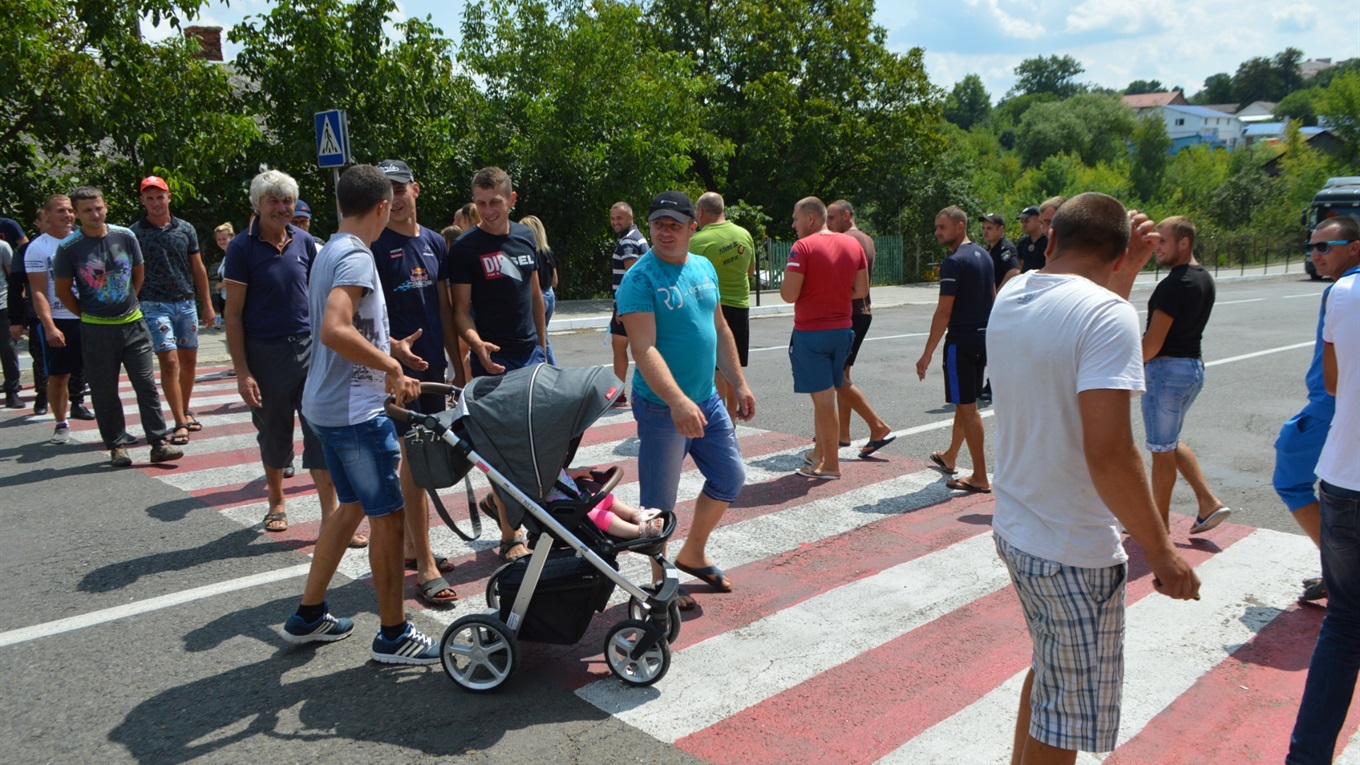 У Кіцмані люди три години перекривали дорогу, щоб добитися ремонту автошляхів району