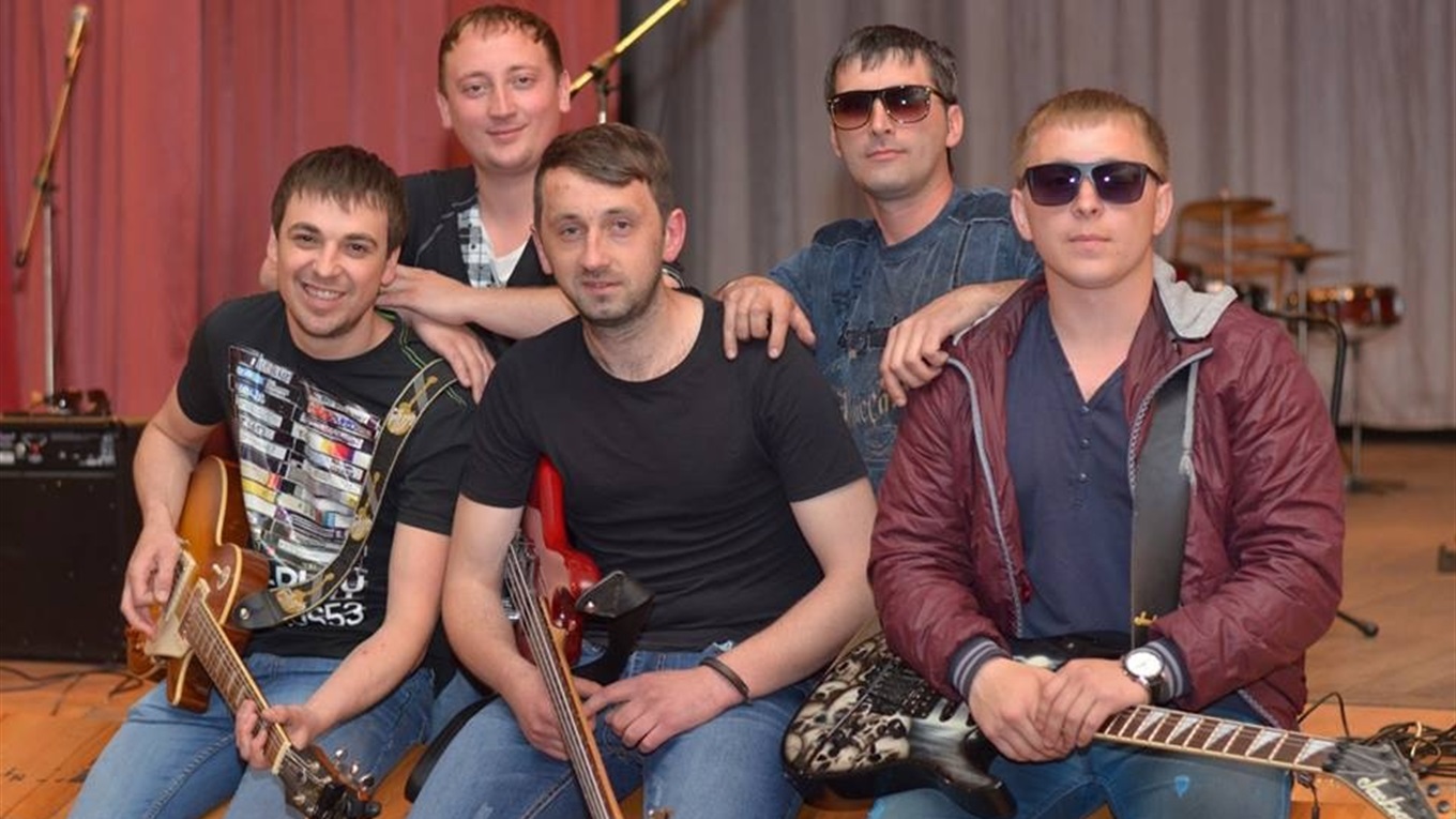 Вчитель, айтішнік та зварювальник грають рок у Максимільянівці