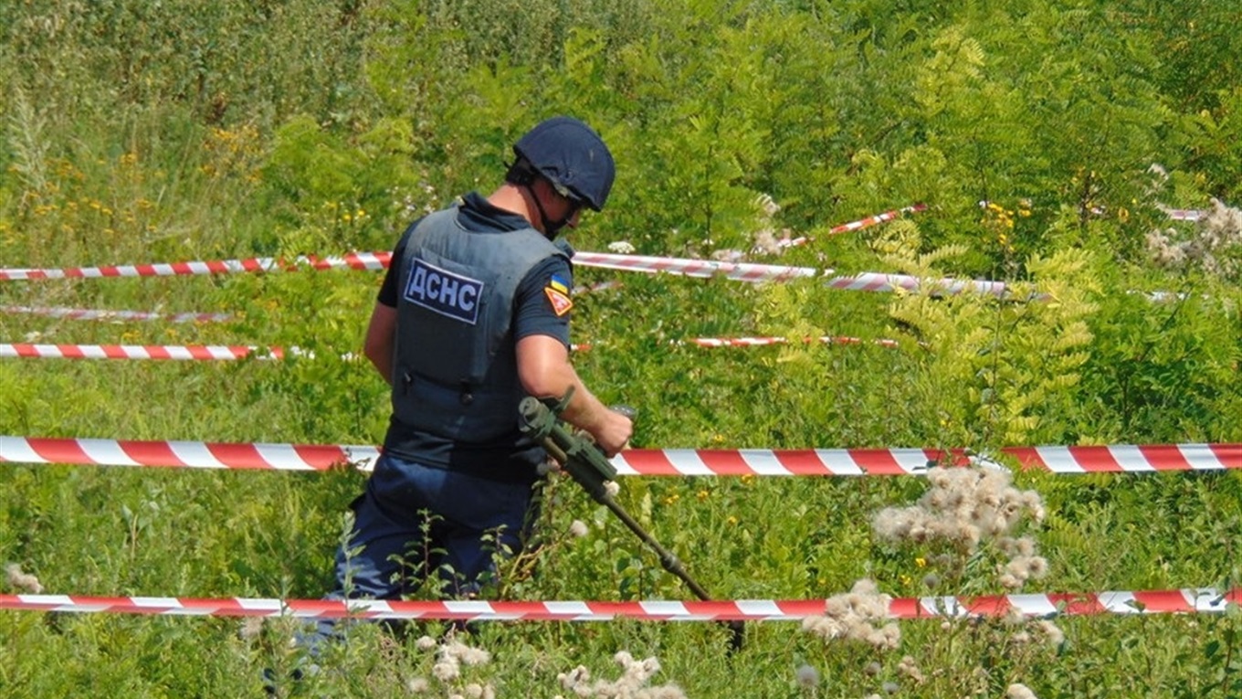 Піротехніки продовжують роботи з ліквідації схрону боєприпасів часів Другої світової під Волновахою