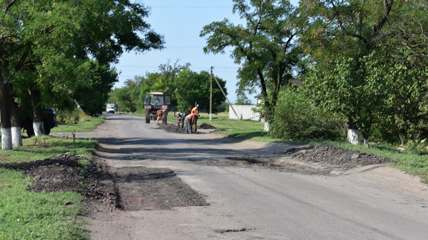 Нижньосірогозький райавтодор ремонтує сільські дороги Сірогозщини асфальтом власного виробництва