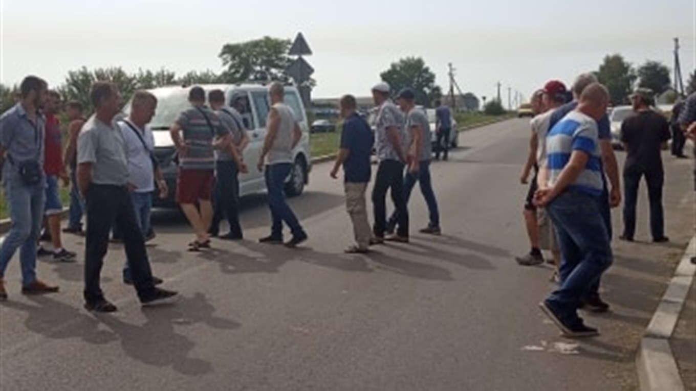 70 гірників другий день  безперервно ходять по переходу