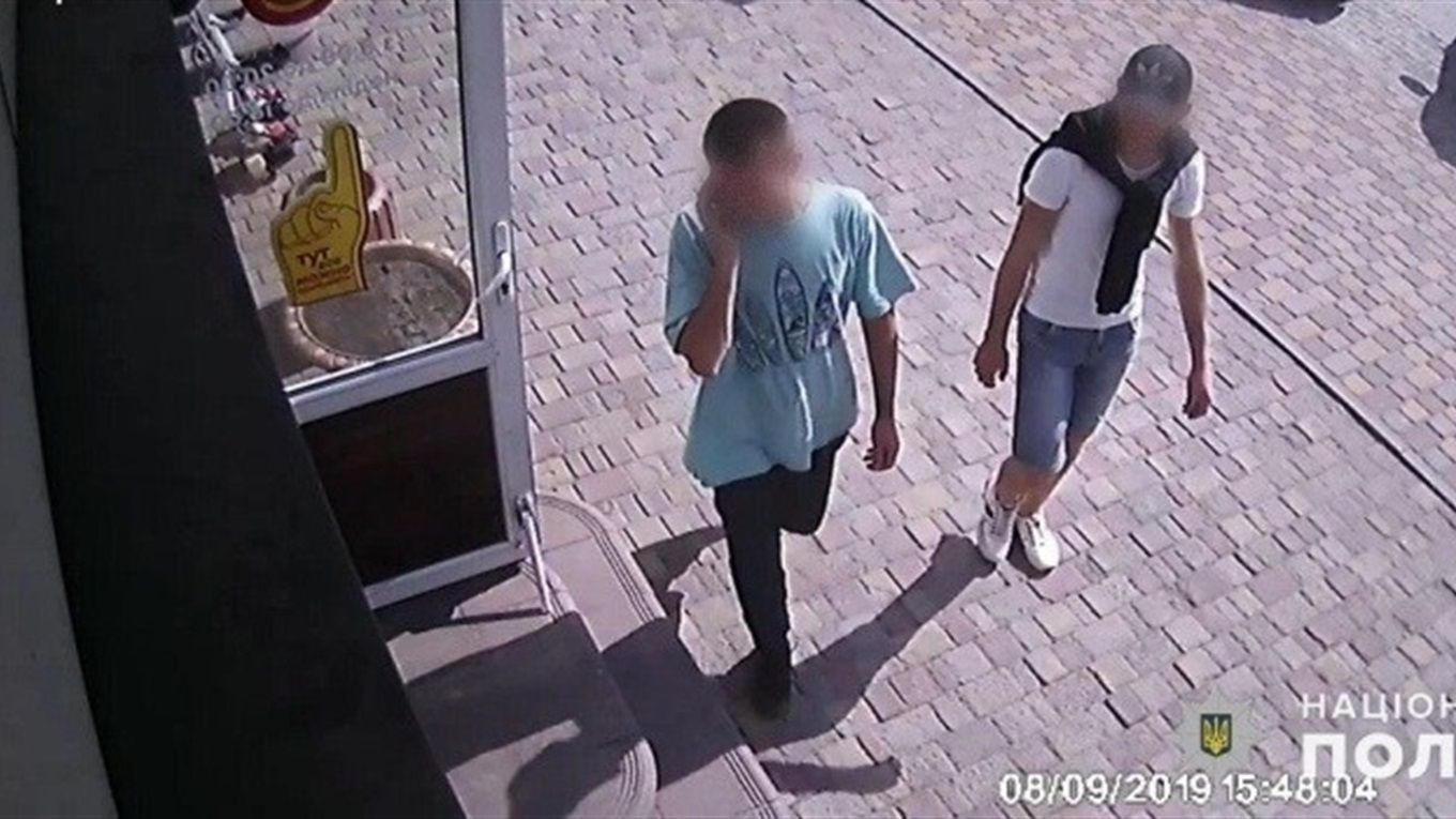 В Добропіллі злочинці виривали сумки прямо біля банкомату 