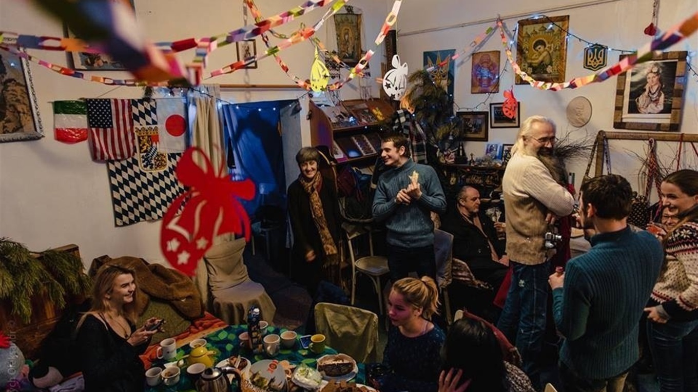 Союзянки та актори ЛюбАрту ремонтують союзівку. Просять меценатів допомогти коштами і матеріалами