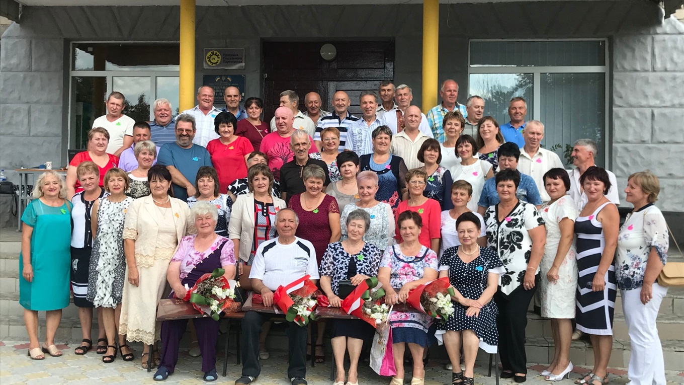 Випускники 1979 року:  зустрілися через 40 років, щоб відтворити один день зі свого шкільного життя