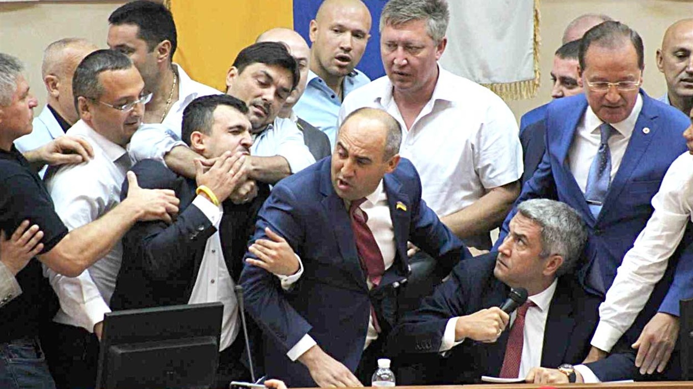 Сломали микрофон и отобрали карточку: на сессии облсовета Урбанскому не дали сложить полномочия