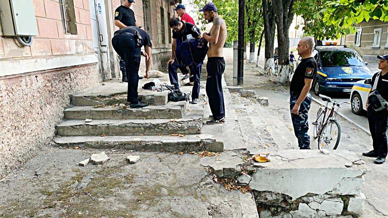 Наркоманы распоясались: в Измаиле колятся уже на ступенях жилых домов